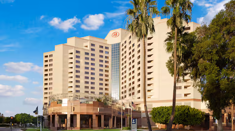 hiltonlb-ext-day1.jpg