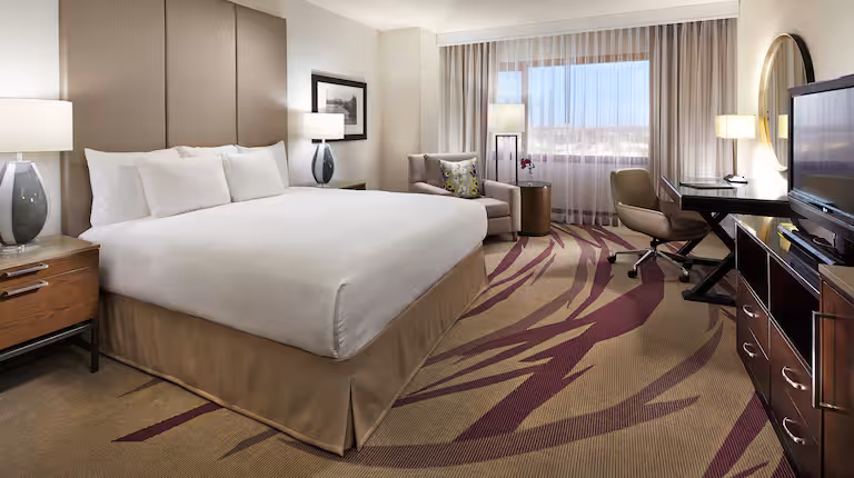 hiltonlb-king.jpg